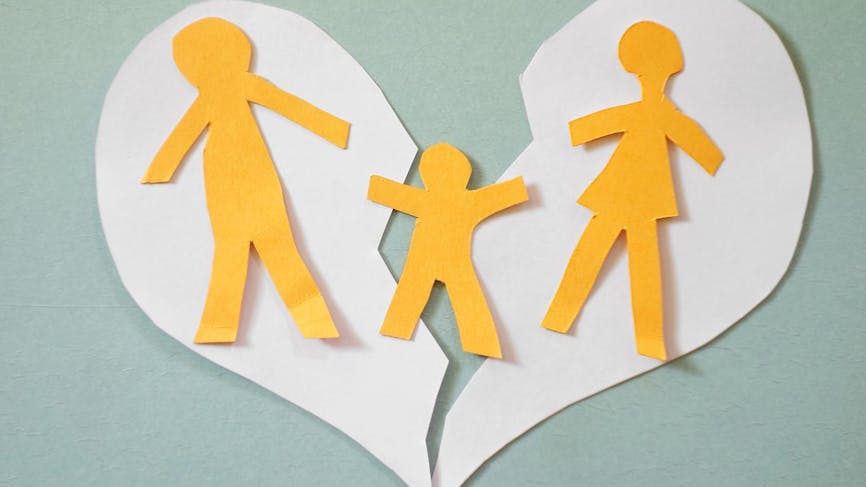 Les parents sont incités à rechercher seuls, ou éventuellement avec l’aide d’un médiateur familial, les solutions pour régler les conséquences de leur rupture.