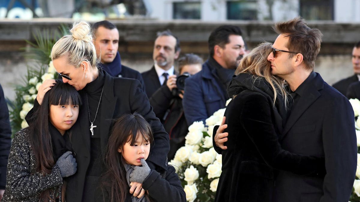 Laeticia Hallyday et ses deux enfants adoptifs, près de Laura Smet et de David Hallyday, lors des funérailles de Johnny, le 9 décembre 2017 à Paris.
