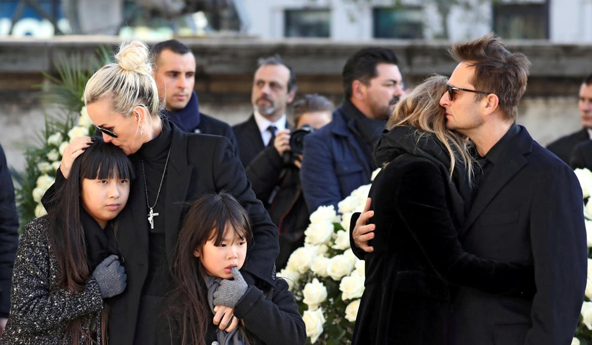 Laeticia Hallyday et ses deux enfants adoptifs, près de Laura Smet et de David Hallyday, lors des funérailles de Johnny, le 9 décembre 2017 à Paris. Laeticia Hallyday et ses deux enfants adoptifs, près de Laura Smet et de David Hallyday, lors des funérailles de Johnny, le 9 décembre 2017 à Paris.