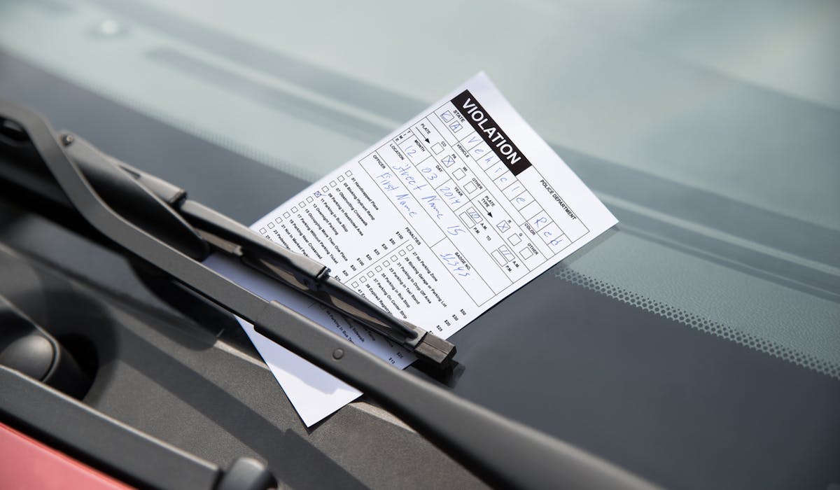 Un stationnement gênant ou interdit ne constitue qu'une seule infraction. Un stationnement gênant ou interdit ne constitue qu'une seule infraction.