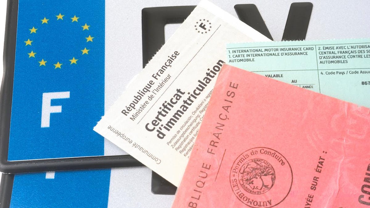 Vous devez payer différentes taxes pour obtenir votre certificat d’immatriculation (ancienne carte grise).