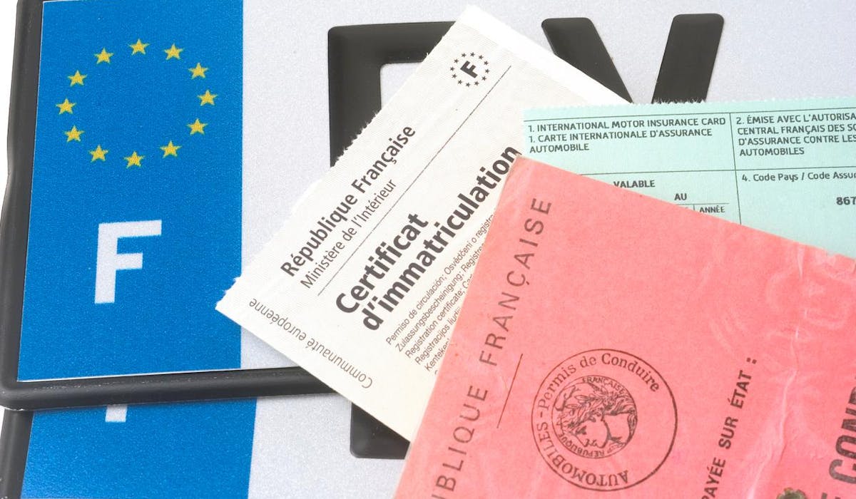 Vous devez payer différentes taxes pour obtenir votre certificat d’immatriculation (ancienne carte grise). Vous devez payer différentes taxes pour obtenir votre certificat d’immatriculation (ancienne carte grise).