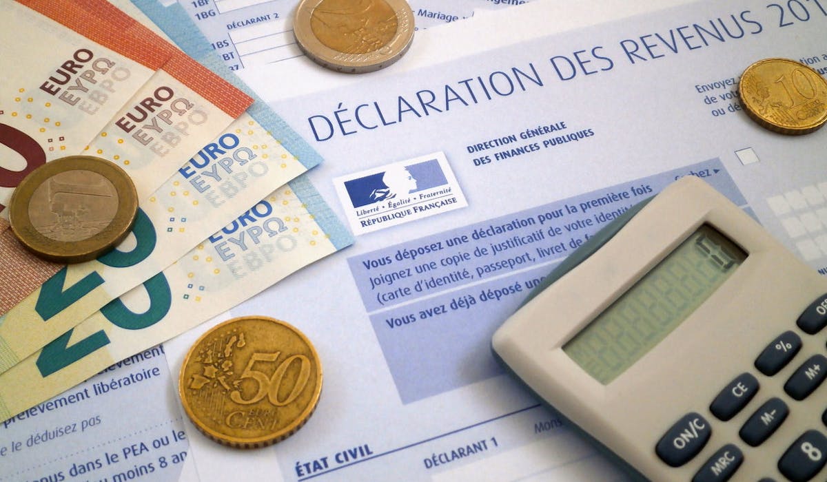 La déduction des frais professionnels est limitée à 12 627 €.