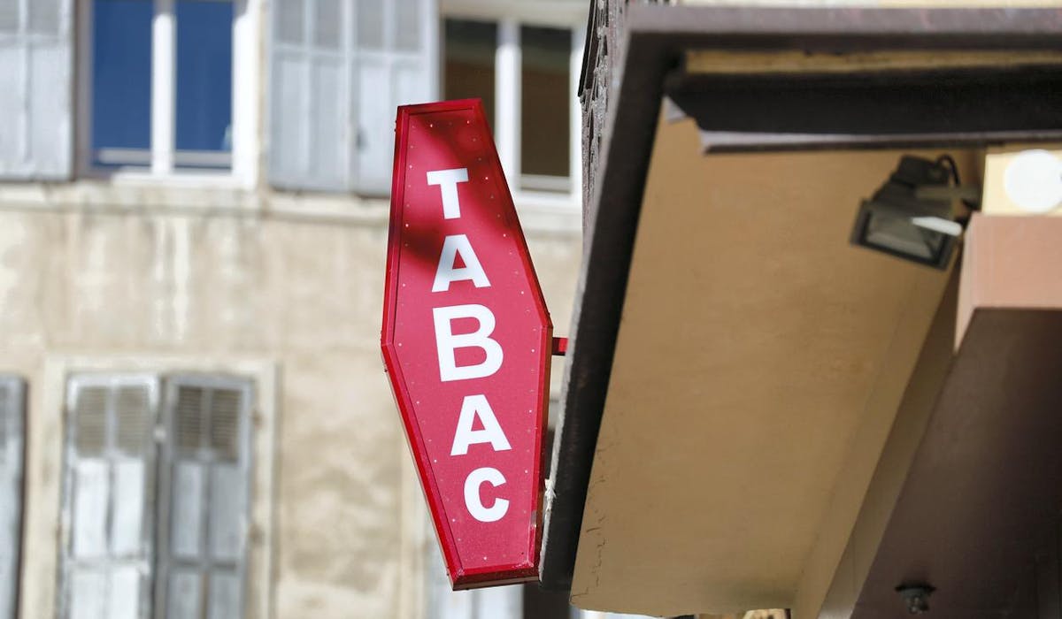Les prix de nombreux paquets de cigarettes vont progresser de 1 € ou approximativement. Les prix de nombreux paquets de cigarettes vont progresser de 1 € ou approximativement.