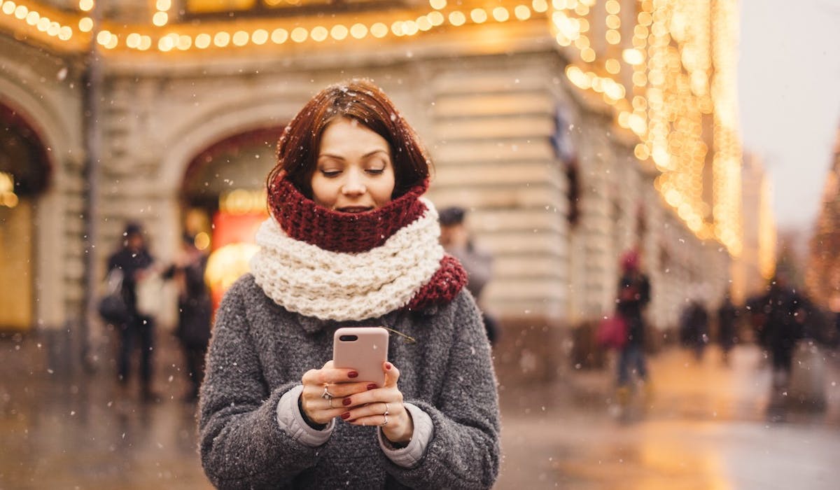 Lorsque les températures sont glaciales, il est conseillé de laisser son téléphone dans sa poche. Lorsque les températures sont glaciales, il est conseillé de laisser son téléphone dans sa poche.
