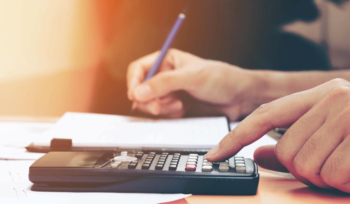 Le gouvernement avait fait inscrire, dans la loi de finances pour 2018, une baisse des aides personnalisées au logement (APL) que perçoivent les locataires du parc social. Le gouvernement avait fait inscrire, dans la loi de finances pour 2018, une baisse des aides personnalisées au logement (APL) que perçoivent les locataires du parc social.