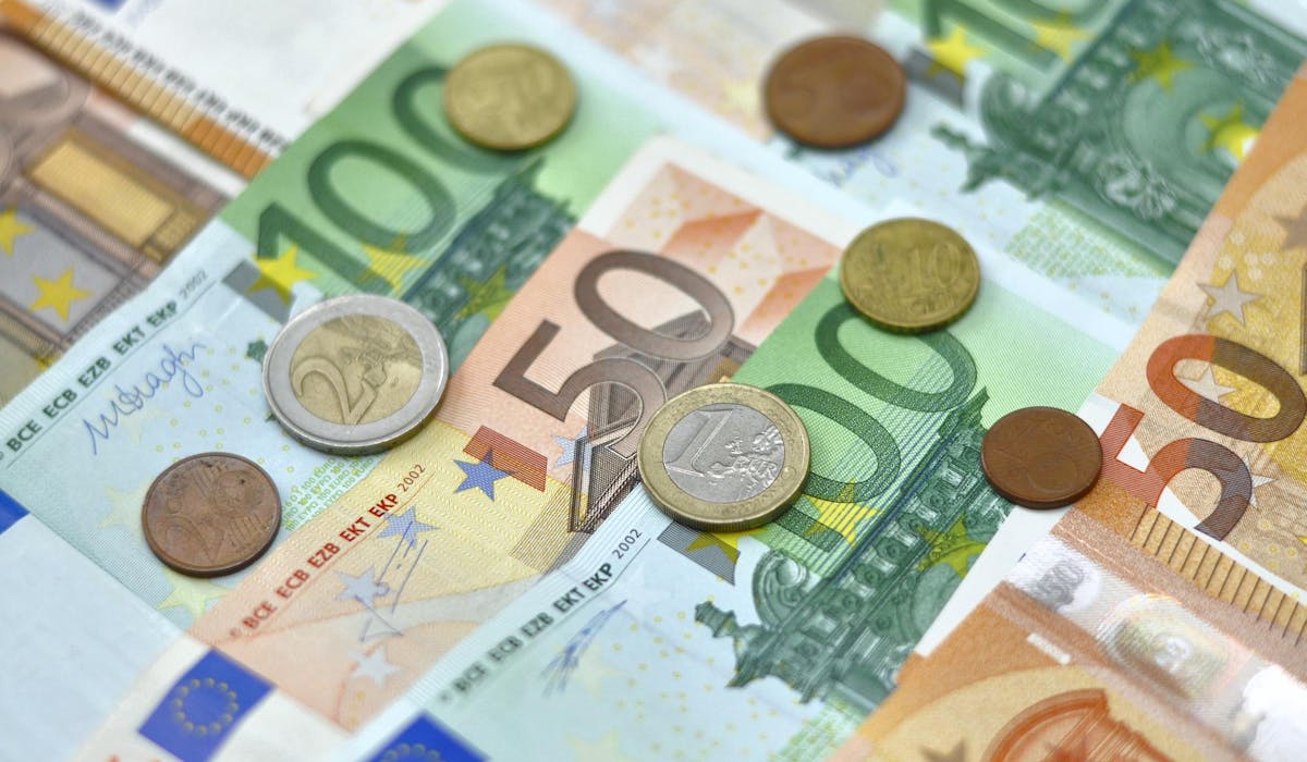 Avec la transformation de l’impôt de solidarité sur la fortune (ISF) en impôt sur la fortune immobilière (IFI), les espèces, placements financiers, meubles et titres de société sortent de l’enveloppe taxable. Avec la transformation de l’impôt de solidarité sur la fortune (ISF) en impôt sur la fortune immobilière (IFI), les espèces, placements financiers, meubles et titres de société sortent de l’enveloppe taxable.