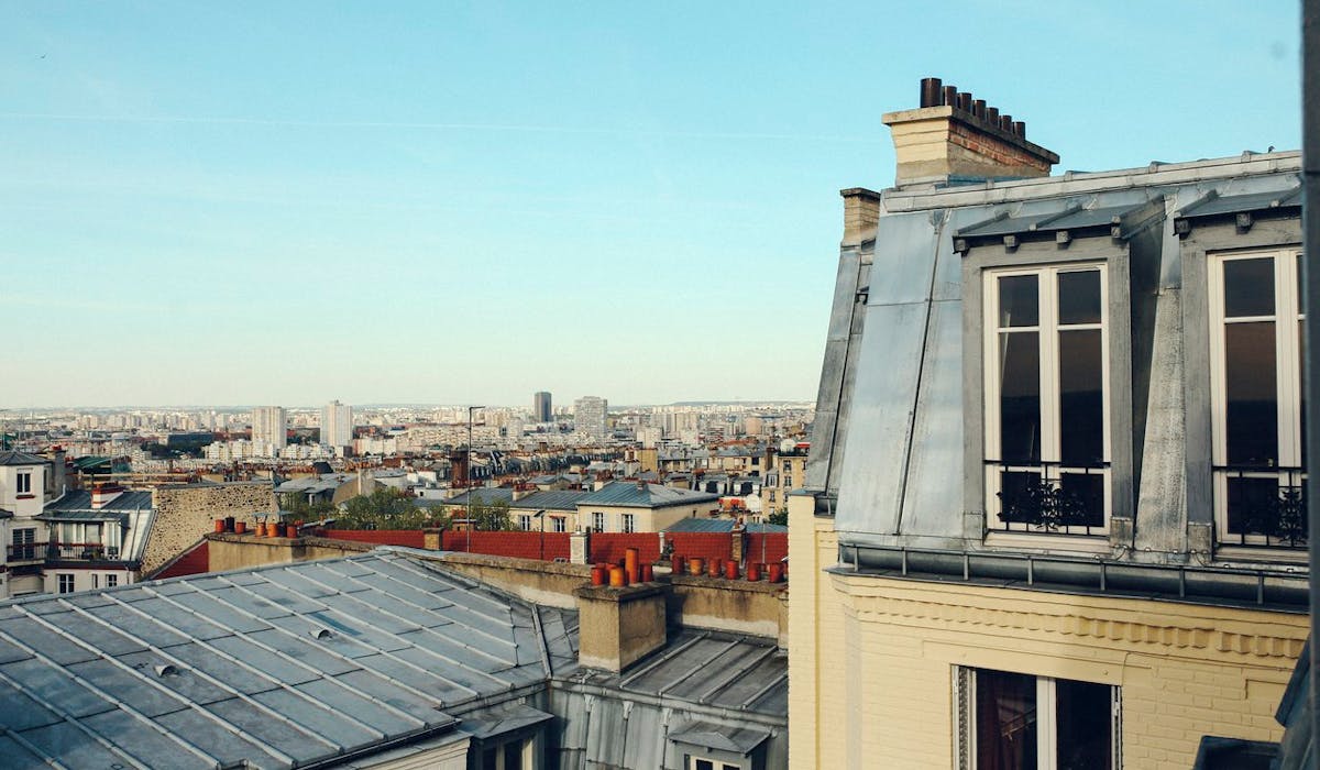Un appartement sous les toits de Paris ? Succès locatif assuré. Un appartement sous les toits de Paris ? Succès locatif assuré.