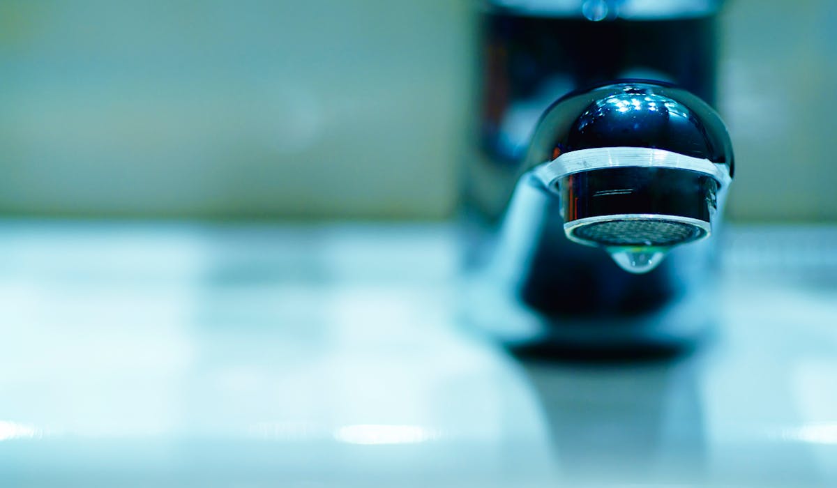 Depuis 2013, il est interdit de couper l'eau dans une résidence principale. Depuis 2013, il est interdit de couper l'eau dans une résidence principale.