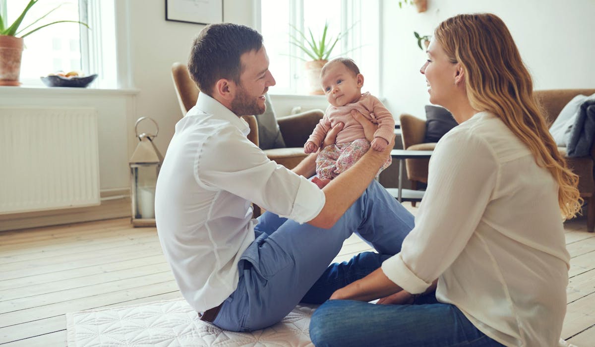 Les prestations familiales sont revalorisées de 1 % à compter du 1er avril. Les prestations familiales sont revalorisées de 1 % à compter du 1er avril.