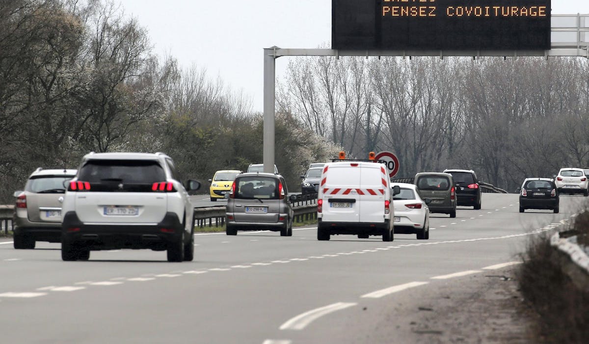 Une route entre Lille et Valenciennes, mardi matin. Une route entre Lille et Valenciennes, mardi matin.