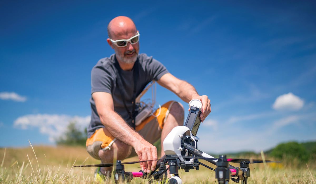 Lisez la notice de votre drone avant de le faire voler. Lisez la notice de votre drone avant de le faire voler.