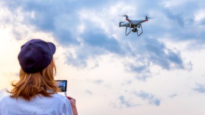 Vous allez devoir passer un examen théorique pour avoir le droit de piloter des drones de loisirs pesant plus de 800 grammes.