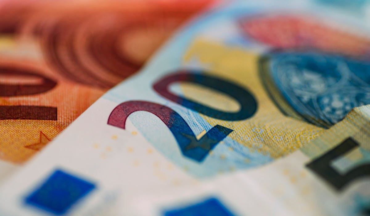 Le montant forfaitaire de la prime d'activité passe de 562,25 € à 531,51 € au 1er avril 2018. Le montant forfaitaire de la prime d'activité passe de 562,25 € à 531,51 € au 1er avril 2018.