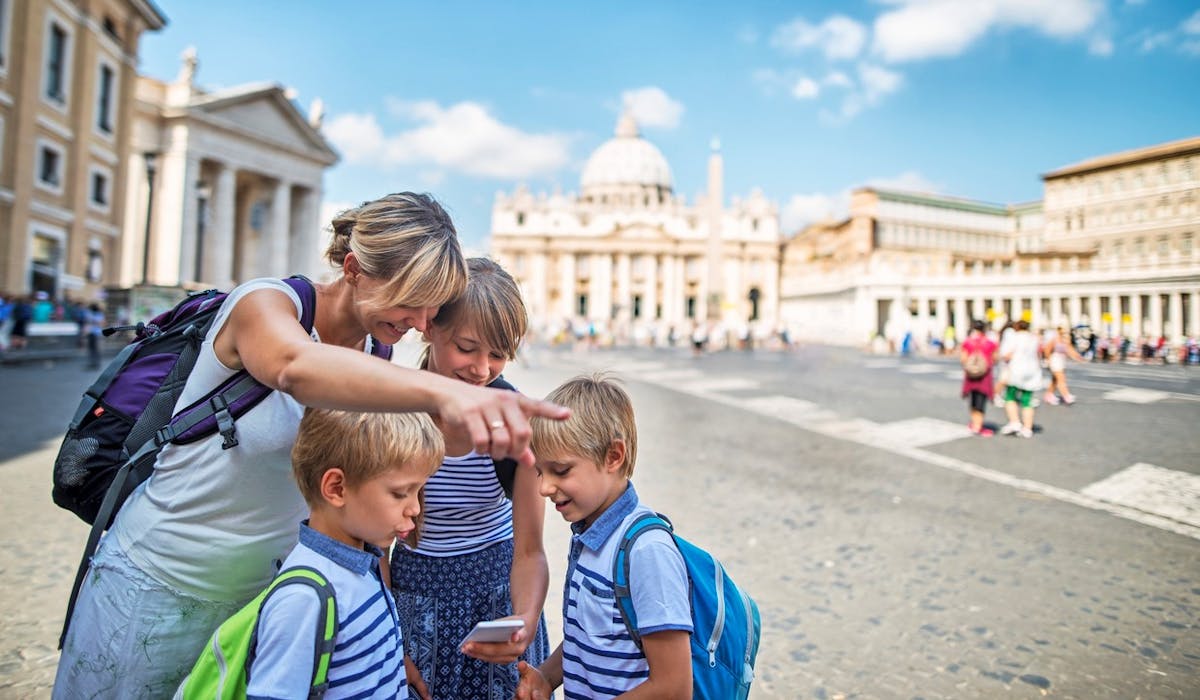 En vacances, certaines applis mobiles peuvent vous faciliter la vie. En vacances, certaines applis mobiles peuvent vous faciliter la vie.