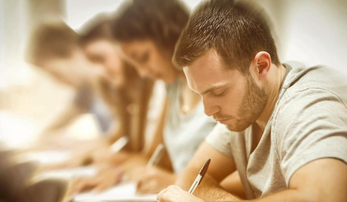 Les frais d’inscription reculent de 256 à 243 € en master. Les frais d’inscription reculent de 256 à 243 € en master.