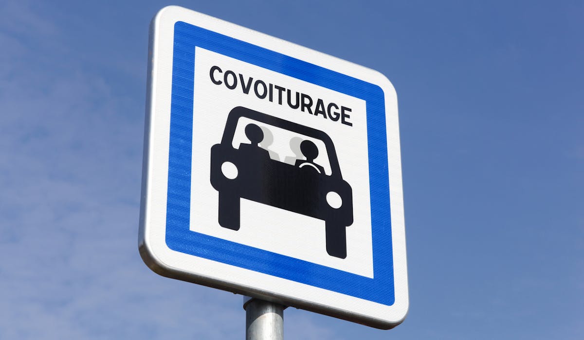 Le gouvernement veut plus de places de stationnement réservées au covoiturage. Le gouvernement veut plus de places de stationnement réservées au covoiturage.