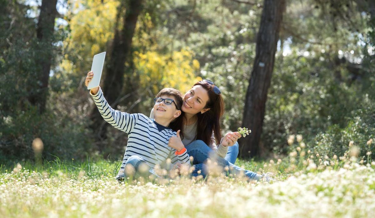 La Caf verse, sans conditions de ressources, une allocation aux parents isolés. La Caf verse, sans conditions de ressources, une allocation aux parents isolés.