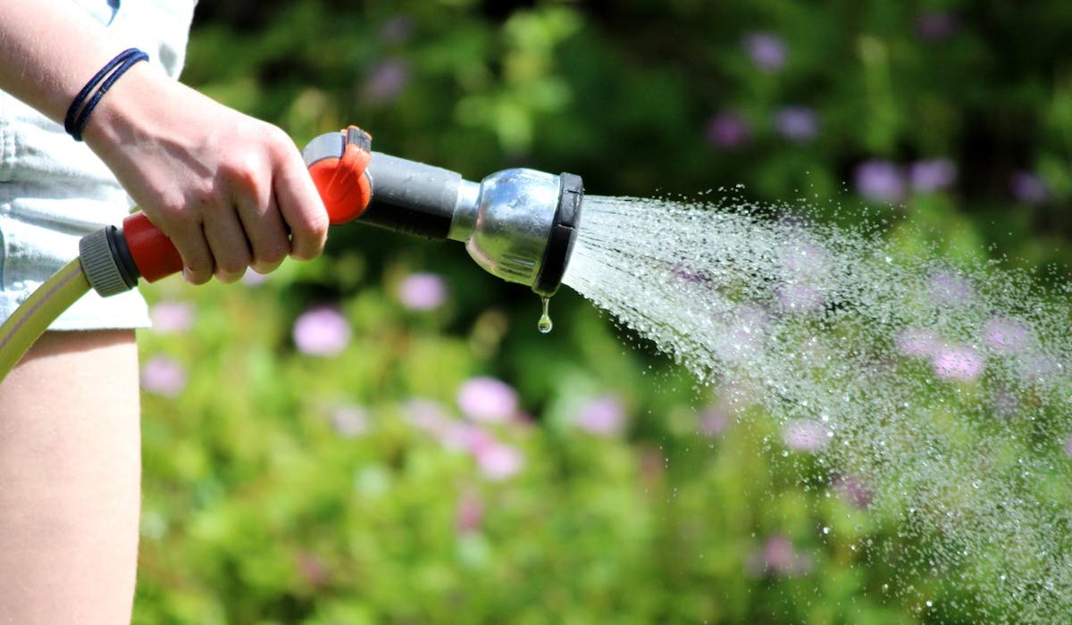 Dans 24 départements, les préfets ont adopté des mesures de restriction pour économiser l’eau. Dans 24 départements, les préfets ont adopté des mesures de restriction pour économiser l’eau.