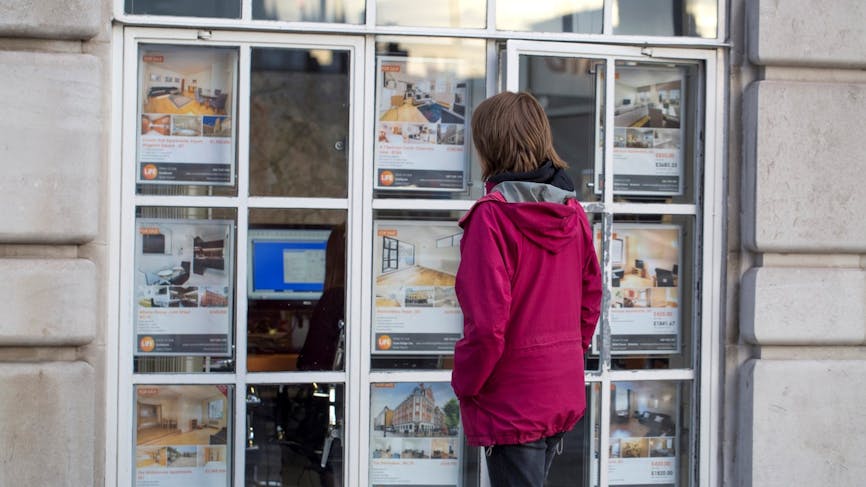 Les frais d’agence immobilière s’élèvent en moyenne à 5,4 % du prix de vente d’un appartement valorisé à 450 000 €.