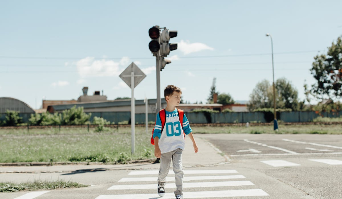Sur le trajet de la maison à l'école, les enfants peuvent être victimes ou responsables d'un accident. Sur le trajet de la maison à l'école, les enfants peuvent être victimes ou responsables d'un accident.