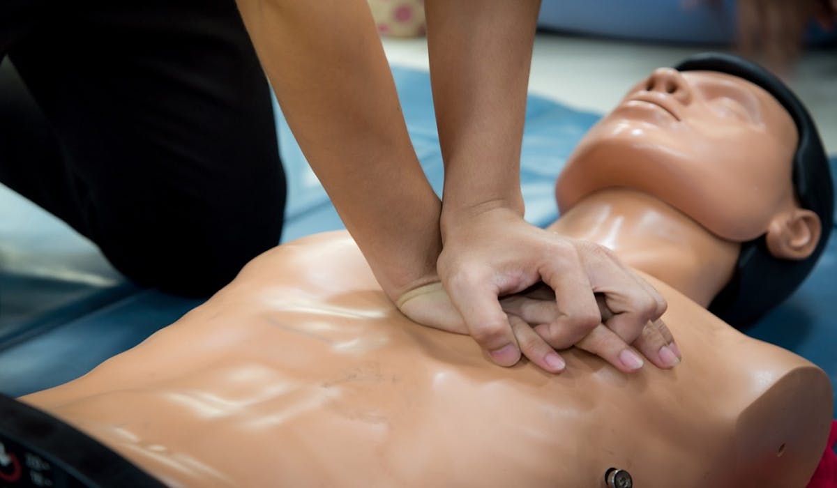 50 000 personnes décèdent chaque année d’un arrêt cardiaque inopiné en France. 50 000 personnes décèdent chaque année d’un arrêt cardiaque inopiné en France.