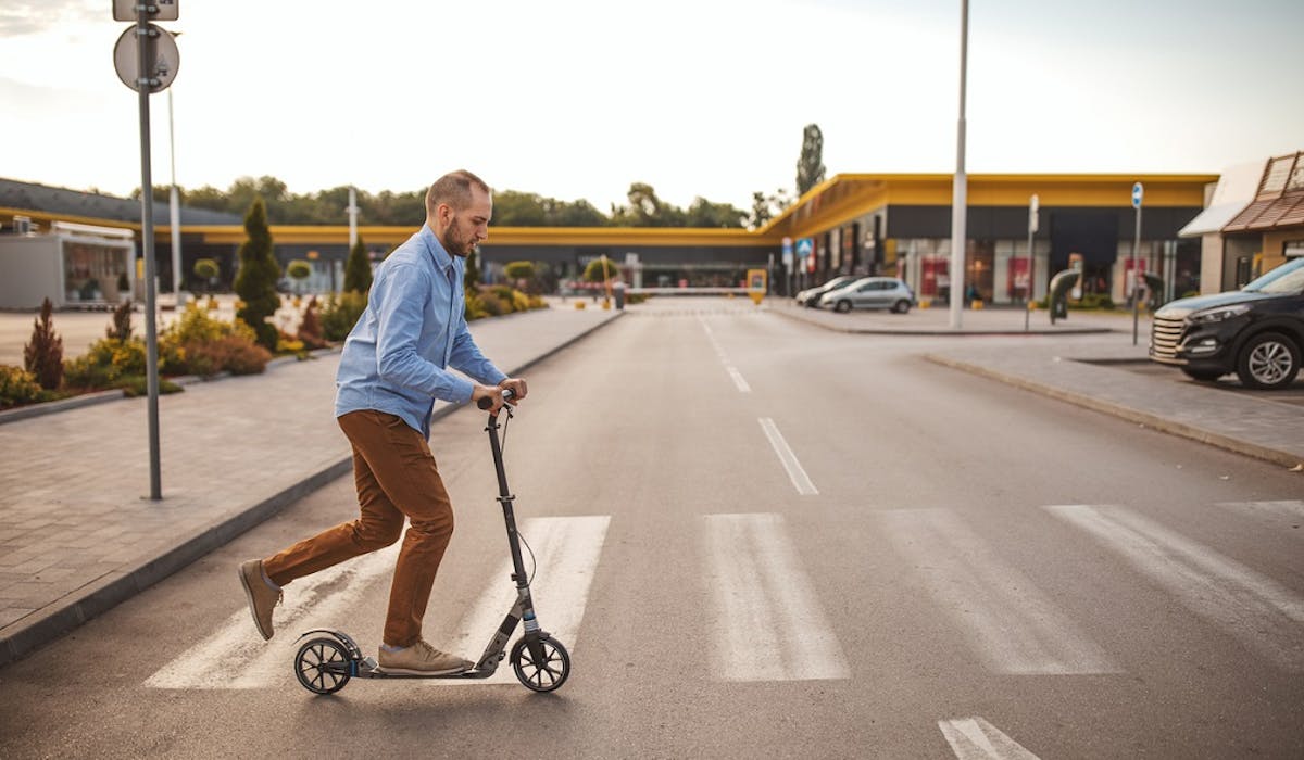 Les trottinettes électriques sont autorisées sur les bandes et pistes cyclables. Les trottinettes électriques sont autorisées sur les bandes et pistes cyclables.