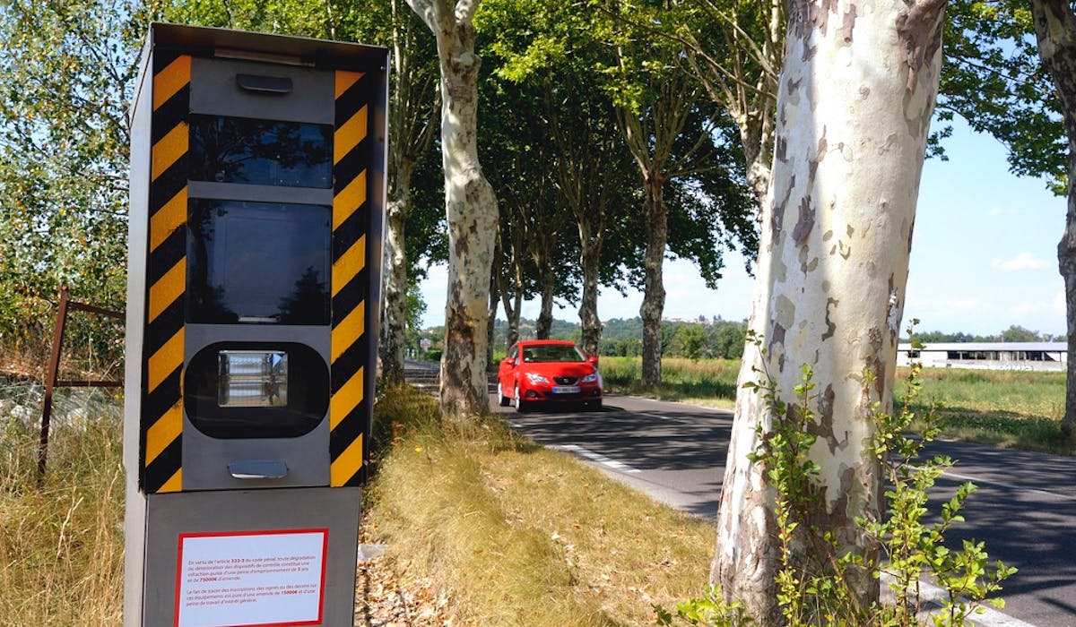 Une grande partie des recettes perçues grâce aux radars sert à améliorer la sécurité routière. Une grande partie des recettes perçues grâce aux radars sert à améliorer la sécurité routière.