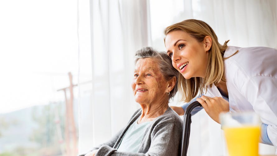 L'APA, une aide financière pour les personnes âgées à domicile ou en institution.