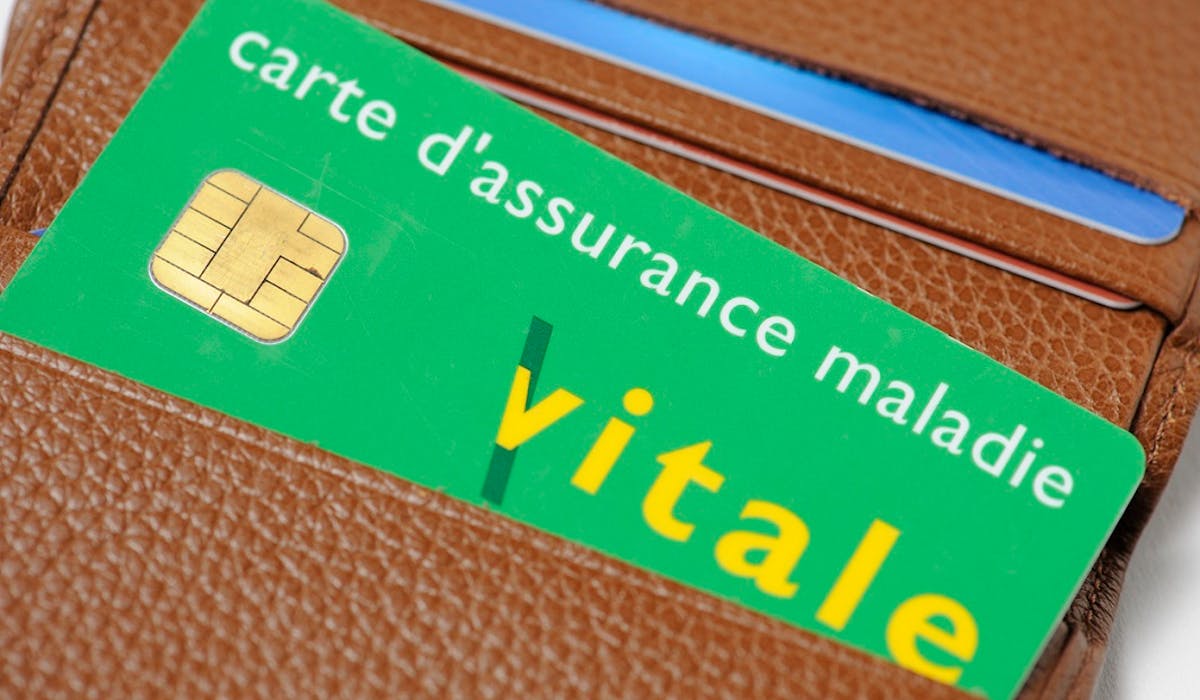 Des usagers reçoivent actuellement de faux mails les incitant à remplir un formulaire pour recevoir une nouvelle carte Vitale. Des usagers reçoivent actuellement de faux mails les incitant à remplir un formulaire pour recevoir une nouvelle carte Vitale.