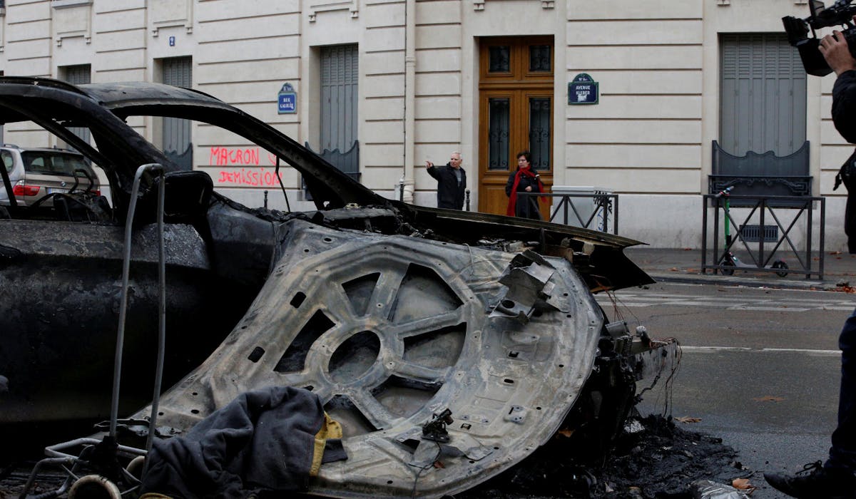 Un véhicule dans le VIIIe arrondissement de Paris, dimanche. Un véhicule dans le VIIIe arrondissement de Paris, dimanche.