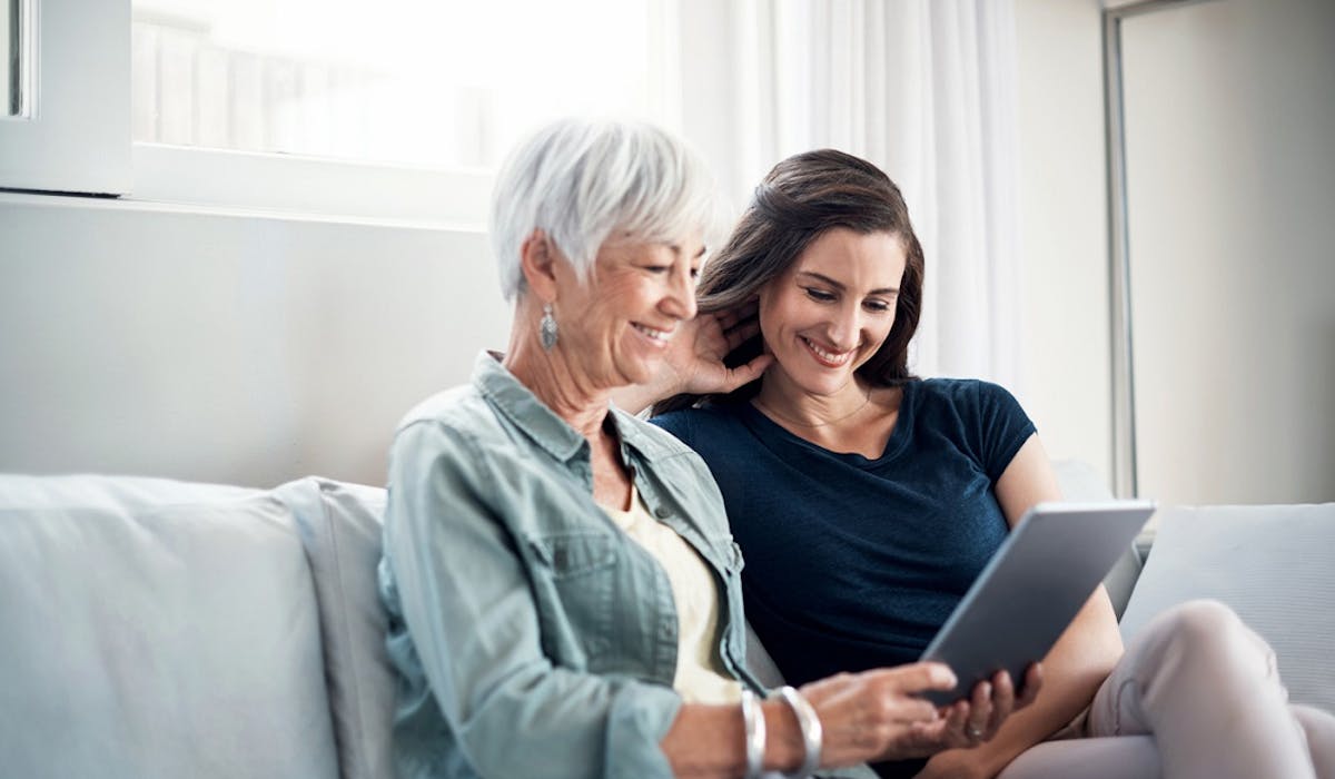 La loi Elan crée un contrat de cohabitation intergénérationnelle pour faciliter le logement des jeunes chez les seniors. La loi Elan crée un contrat de cohabitation intergénérationnelle pour faciliter le logement des jeunes chez les seniors.