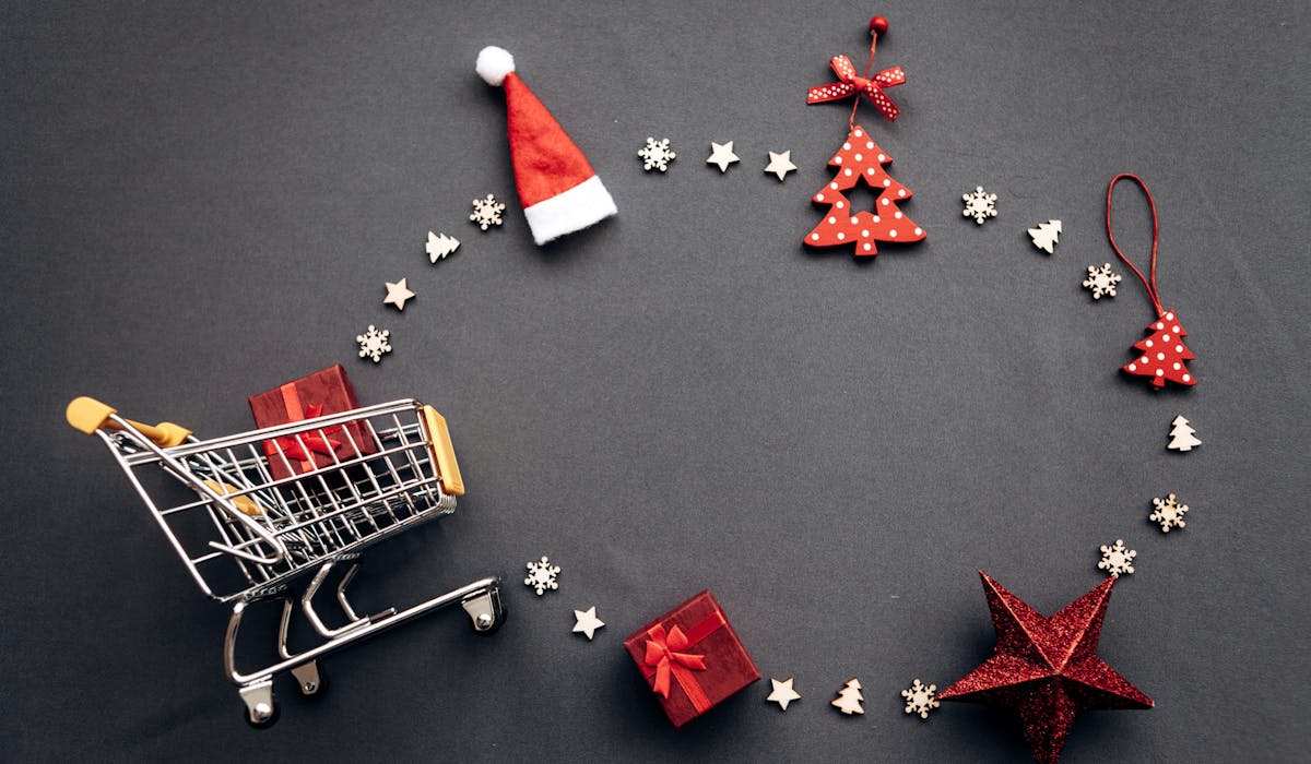 La prime de Noël est attribuée aux allocataires de certaines prestations sociales. La prime de Noël est attribuée aux allocataires de certaines prestations sociales.