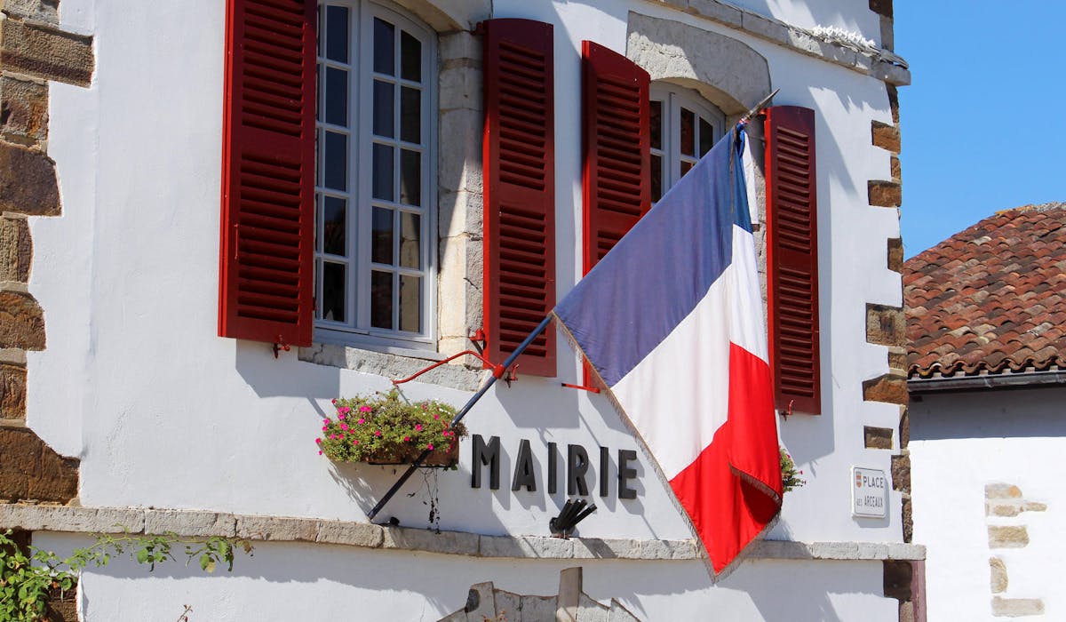 La mairie de La Bastide-Clairence (Pyrénées-Atlantiques). La mairie de La Bastide-Clairence (Pyrénées-Atlantiques).