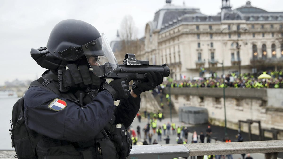 Un policier équipé d’un LBD à Paris, le 5 janvier.