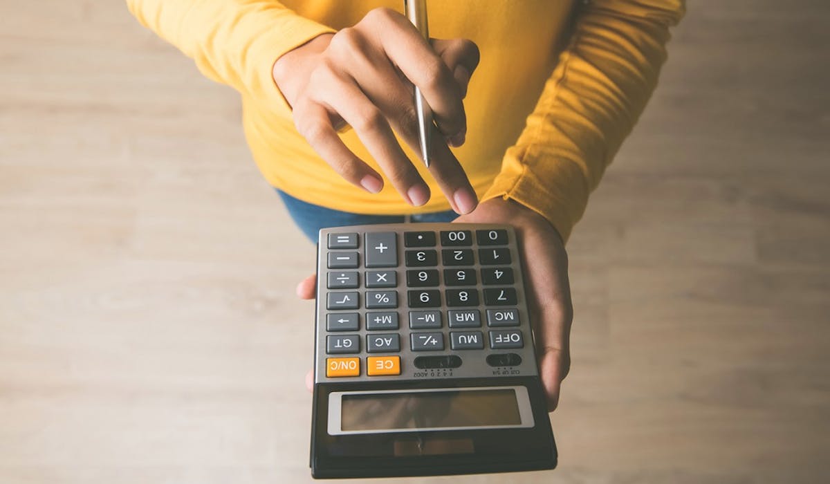Pour les contrats courts, l'employeur doit appliquer un abattement d'un montant de 624 euros sur le salaire net imposable. Pour les contrats courts, l'employeur doit appliquer un abattement d'un montant de 624 euros sur le salaire net imposable.