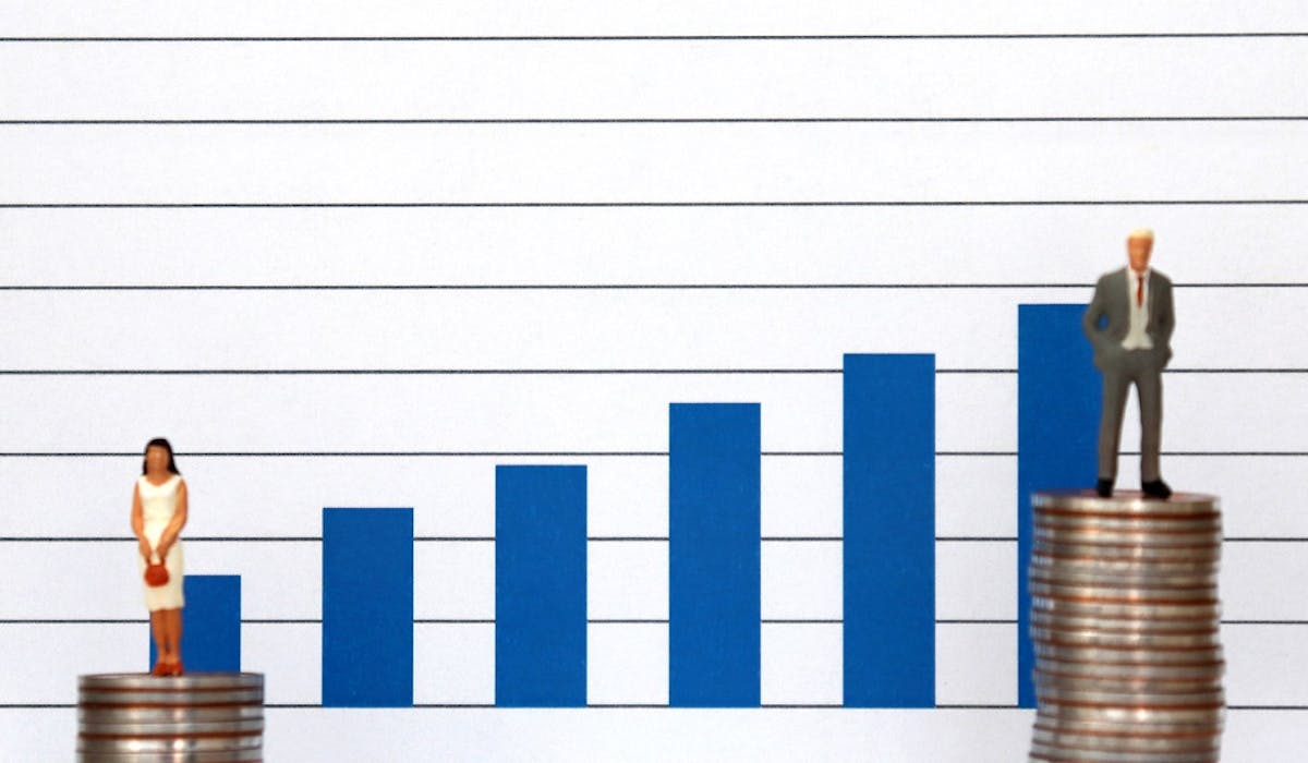 Le revenu net mensuel moyen des femmes est inférieur de 802 euros par rapport à celui des hommes. Le revenu net mensuel moyen des femmes est inférieur de 802 euros par rapport à celui des hommes.