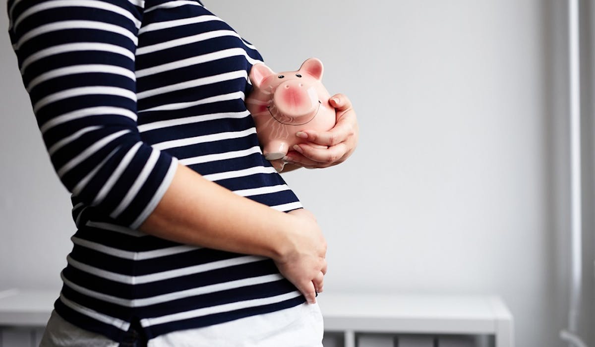 Les parents dépensent en moyenne 490 euros par mois pour leur bébé. Les parents dépensent en moyenne 490 euros par mois pour leur bébé.