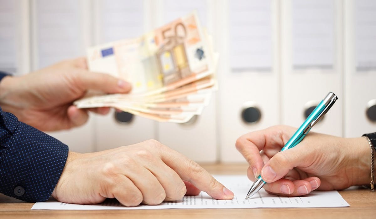 Des imposteurs démarchent des particuliers en se faisant passer pour des agents du Service national de douane judiciaire. Des imposteurs démarchent des particuliers en se faisant passer pour des agents du Service national de douane judiciaire.