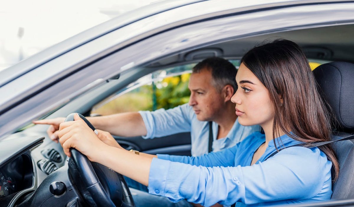Le gouvernement a prévu 10 mesures pour rendre le permis de conduire plus accessible. Le gouvernement a prévu 10 mesures pour rendre le permis de conduire plus accessible.