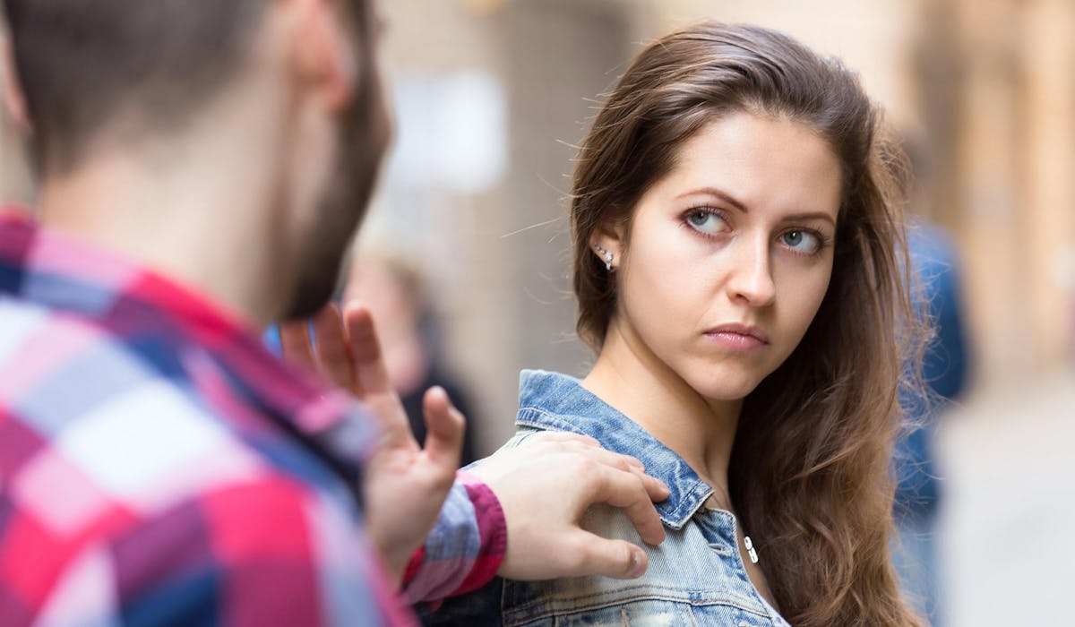 La loi punit désormais les outrages sexistes. La loi punit désormais les outrages sexistes.