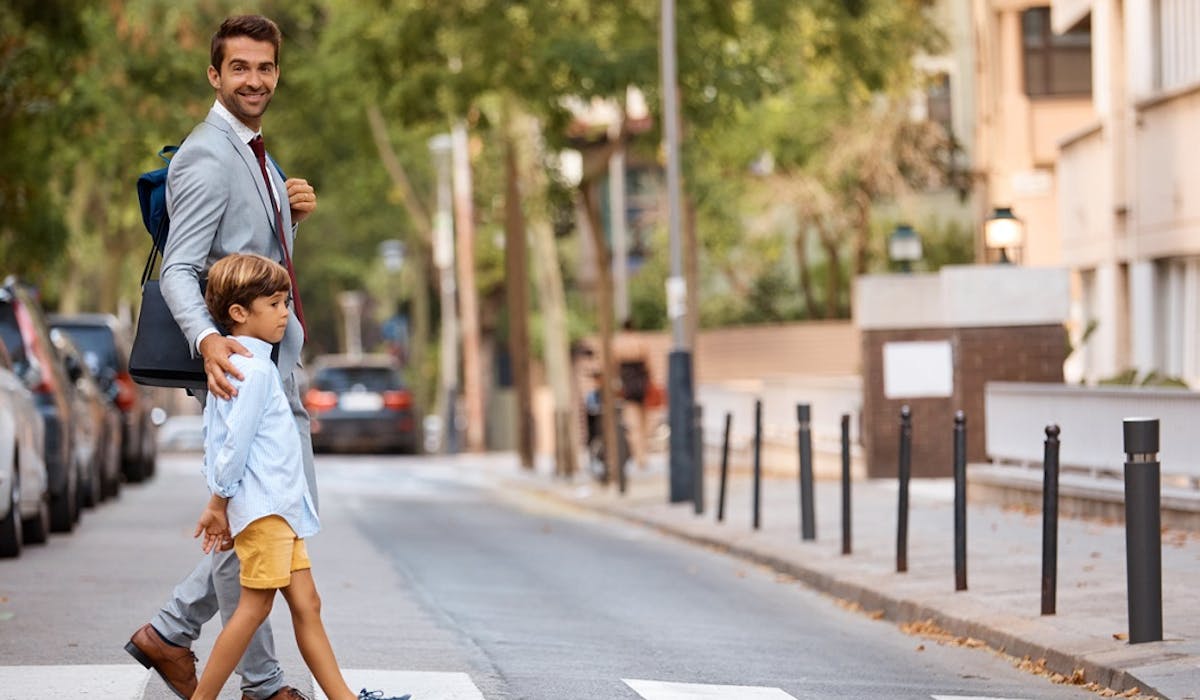 La loi d’orientation des mobilités pourrait interdire le stationnement des voitures, camions et motos aux abords des passages piétons. La loi d’orientation des mobilités pourrait interdire le stationnement des voitures, camions et motos aux abords des passages piétons.