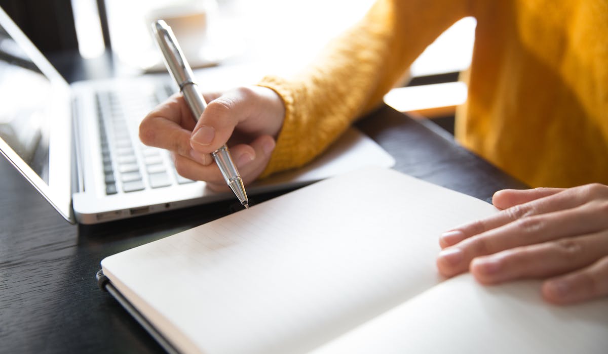 Curateur ou tuteur, vous disposez d'un délai maximum de trois mois pour envoyer au juge des tutelles votre dernier compte de gestion annuel.