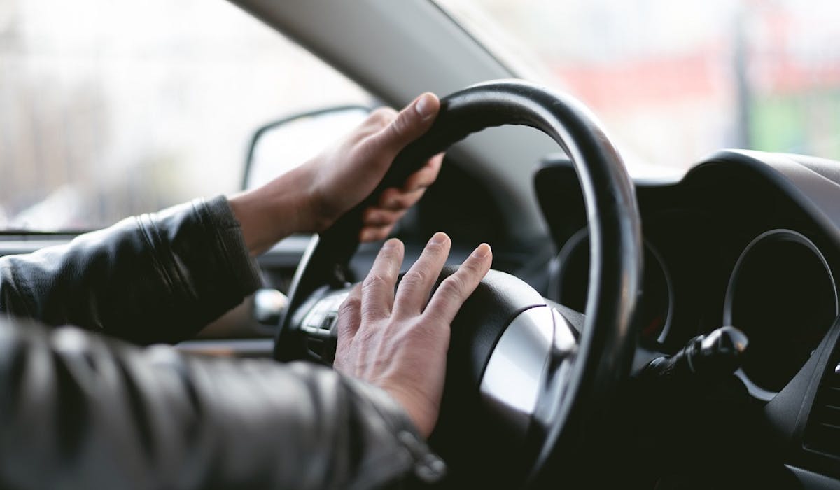 L’usage de l’avertisseur sonore dans un embouteillage est interdit. L’usage de l’avertisseur sonore dans un embouteillage est interdit.