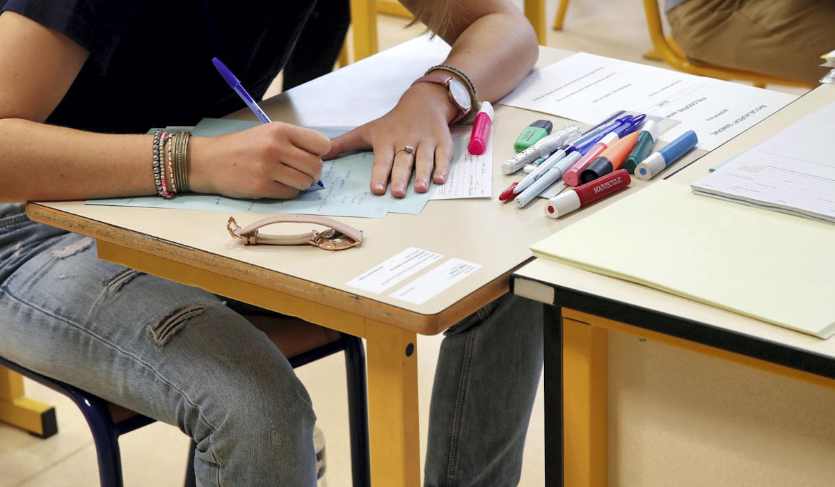 Un candidat lors de l’épreuve de philosophie, le 18 juin au lycée La Bruyère de Versailles.