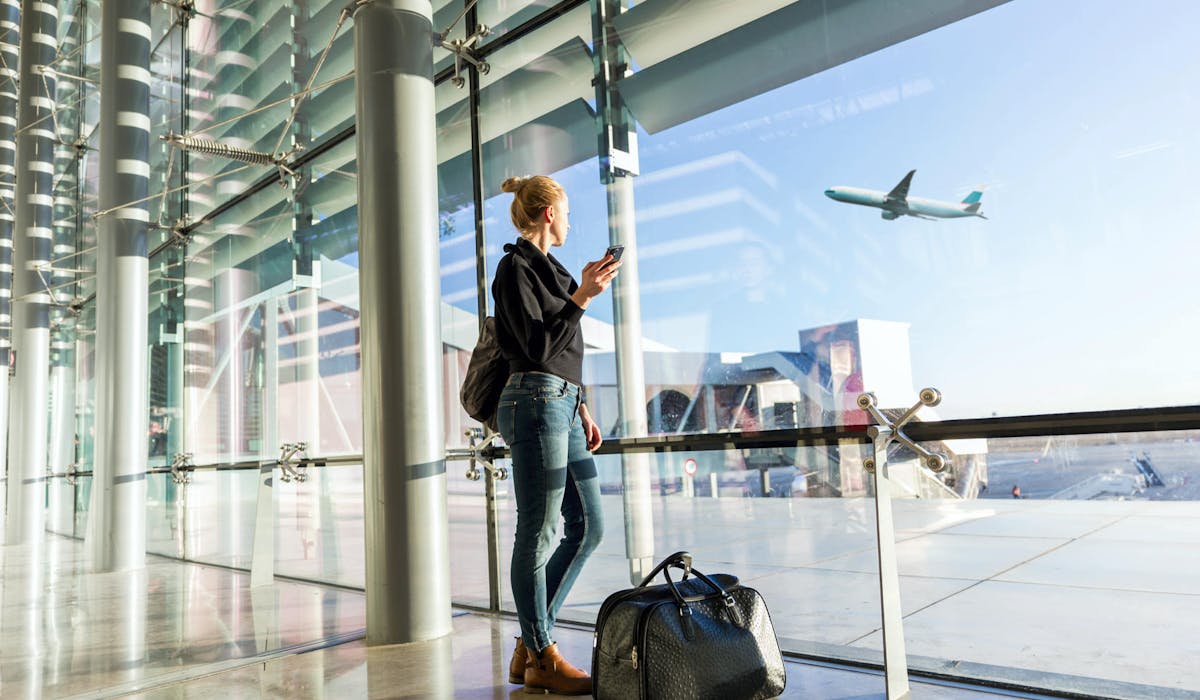 Certaines compagnies aériennes pratiquent la surréservation (surbooking).