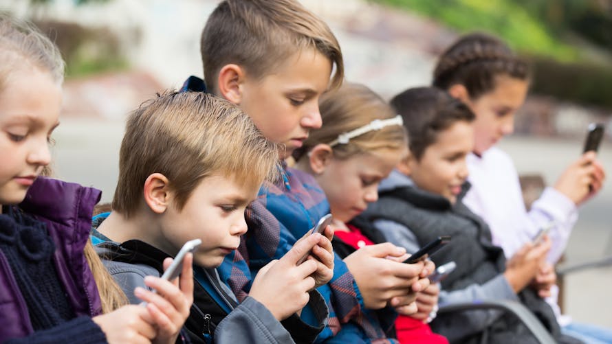 La loi interdit l’usage du mobile dans les écoles primaires.