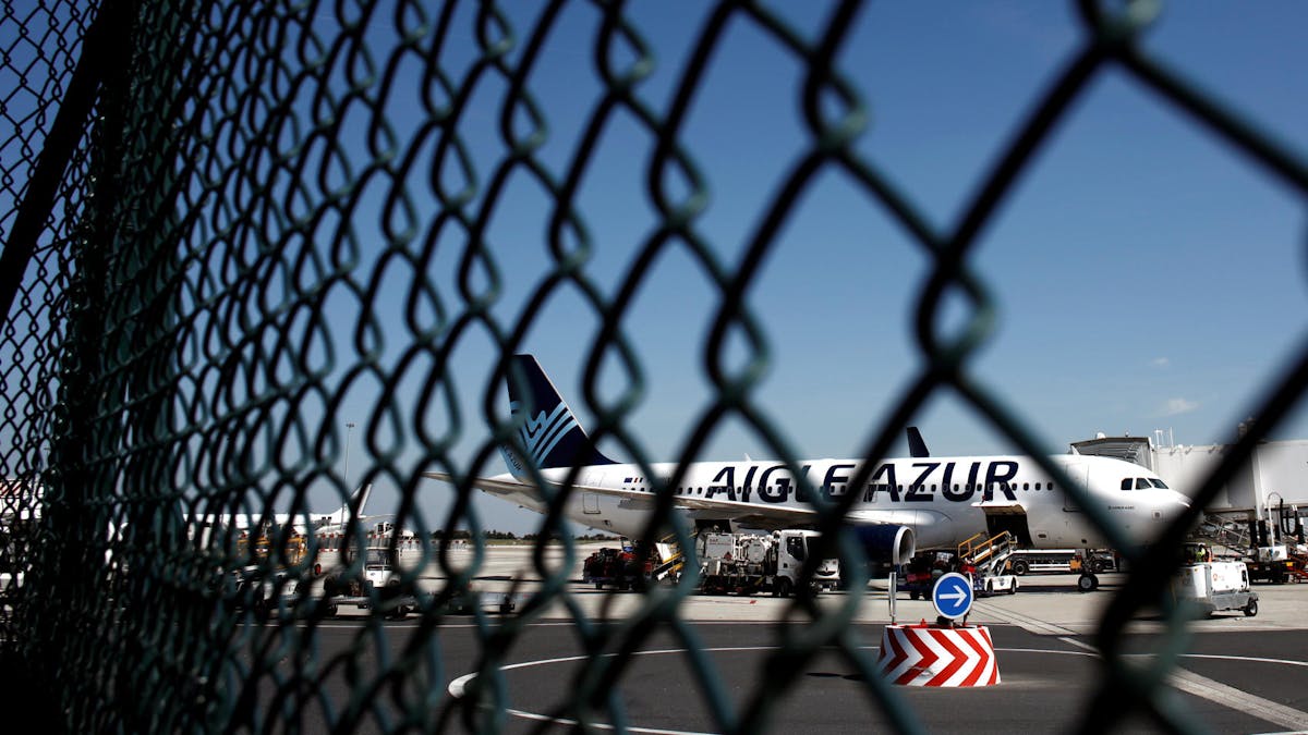 Un avion de la flotte Aigle Azur à l’aéroport de Paris-Orly le 6 septembre.