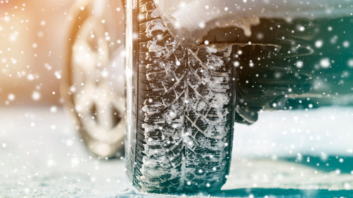 Le texte diffusé sur Facebook au sujet des pneus hiver contient des fausses informations.