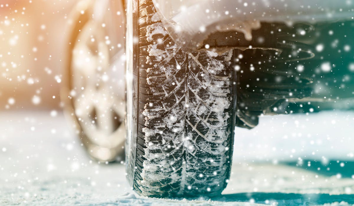 Le texte diffusé sur Facebook au sujet des pneus hiver contient des fausses informations.